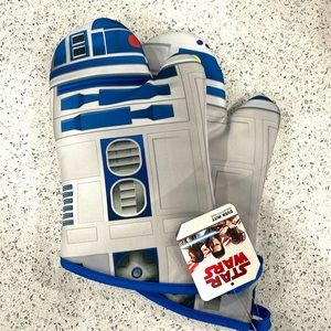 Brand new with tags BNWT Pair of Star Wars R2D2 Oven Mitts